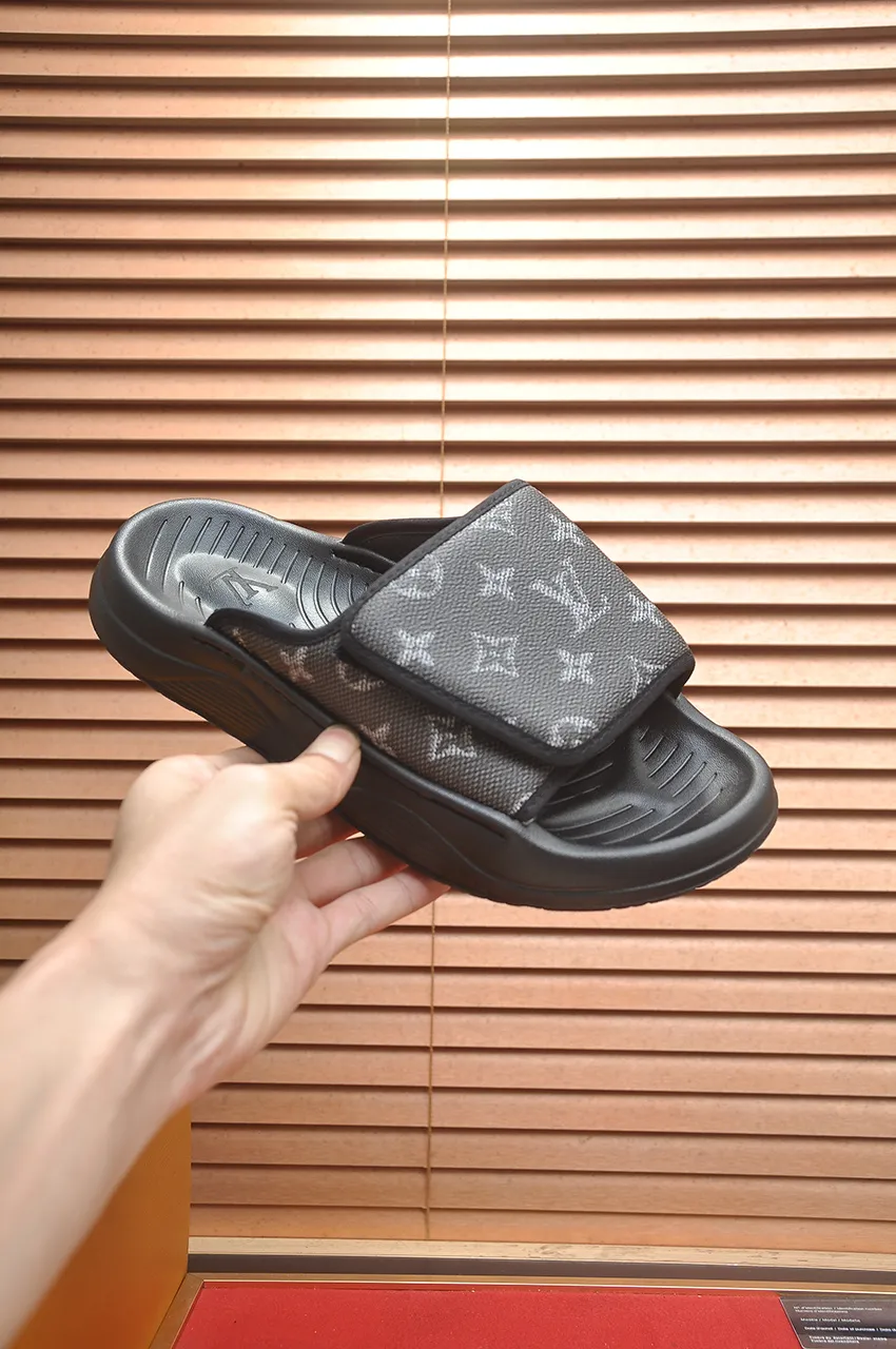 Men's men's shoes 💰340💶 [Louis Vuitton LV slippers] (high-end cowhide) counter 1:1 fashion style, a must-have for summer! The designer used LV’s iconic outsole. The original simple slippers instantly become fashionable! The upper is made of flexible special cowhide leather straps alternately, and the workmanship is exquisite! A must-have for stylish men in summer, size 38-45 (45 customized)